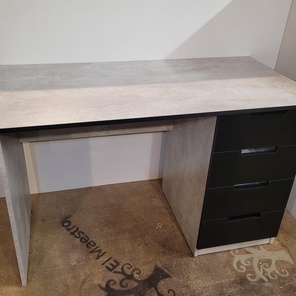 стол с 4 яшиками