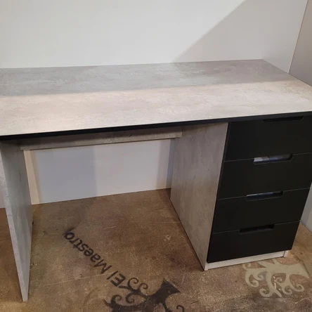 стол с 4 яшиками